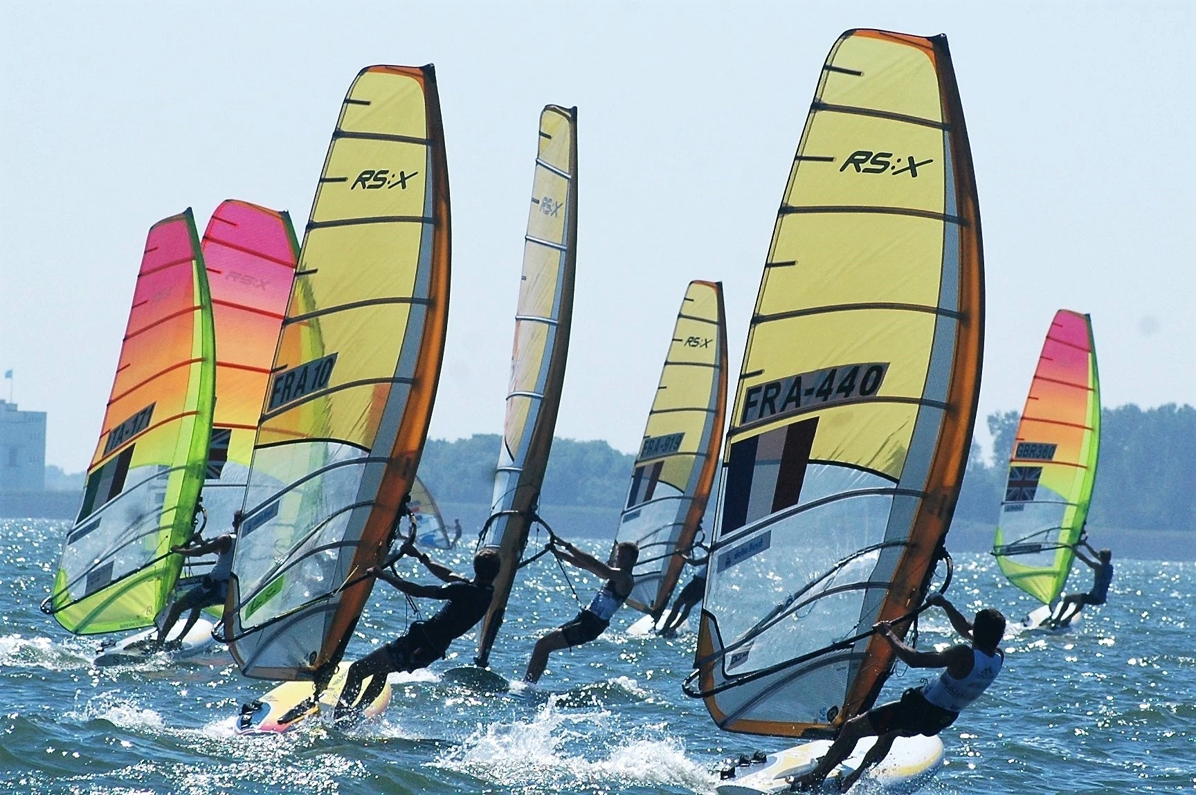 windsurfers op water bij Medemblik