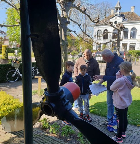 Man geeft kinderen uitleg